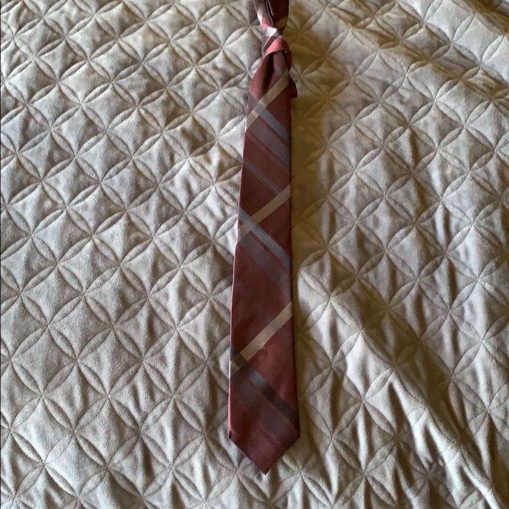Burgundy plad tie